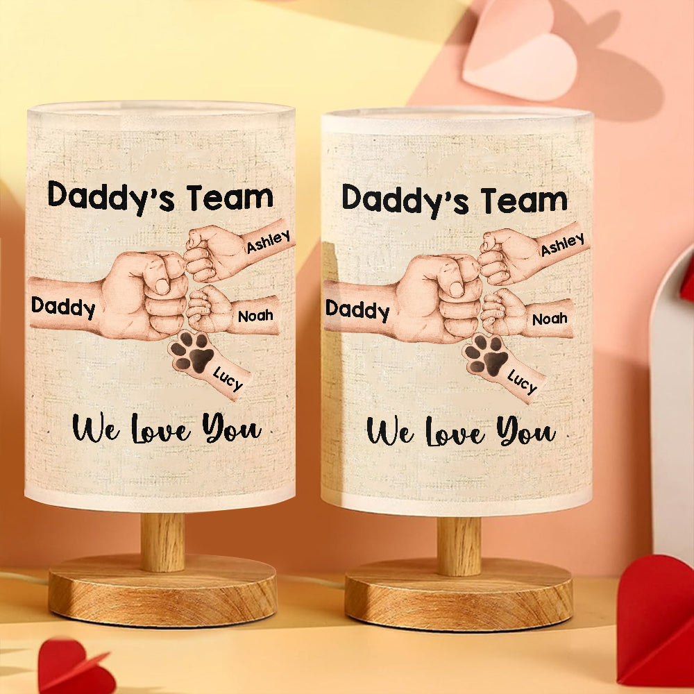 Daddy's Team First Bump – Personalisierte Tischlampe für Väter mit Holzfuß