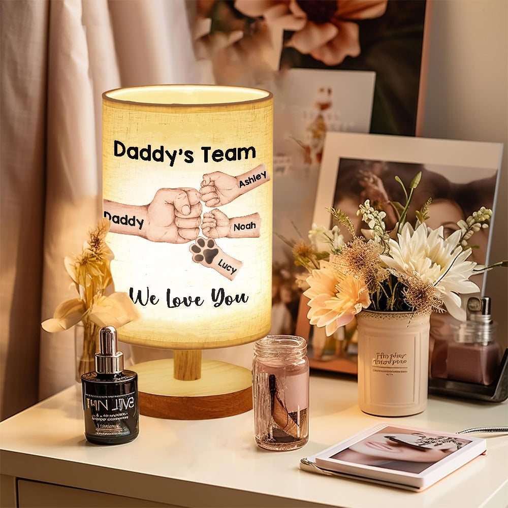 Daddy's Team First Bump – Personalisierte Tischlampe für Väter mit Holzfuß
