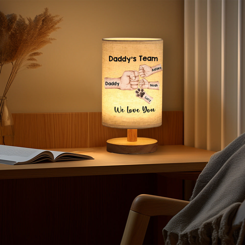 Daddy's Team First Bump – Personalisierte Tischlampe für Väter mit Holzfuß