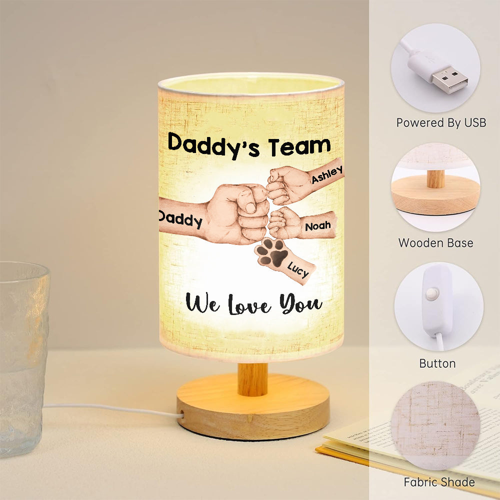 Daddy's Team First Bump – Personalisierte Tischlampe für Väter mit Holzfuß