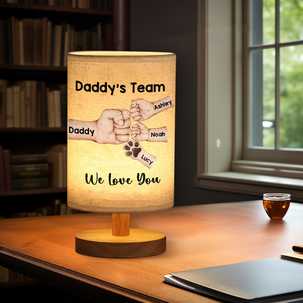 Daddy's Team First Bump – Personalisierte Tischlampe für Väter mit Holzfuß
