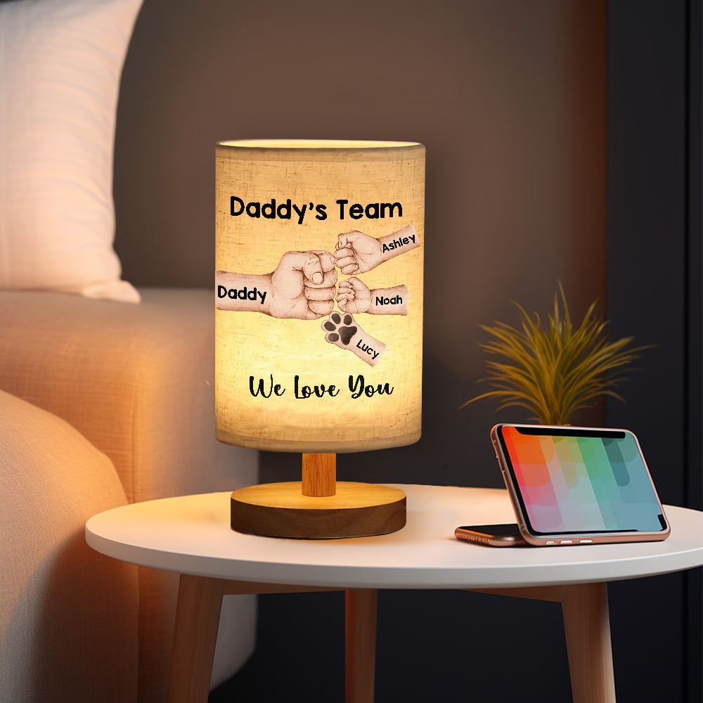 Daddy's Team First Bump – Personalisierte Tischlampe für Väter mit Holzfuß