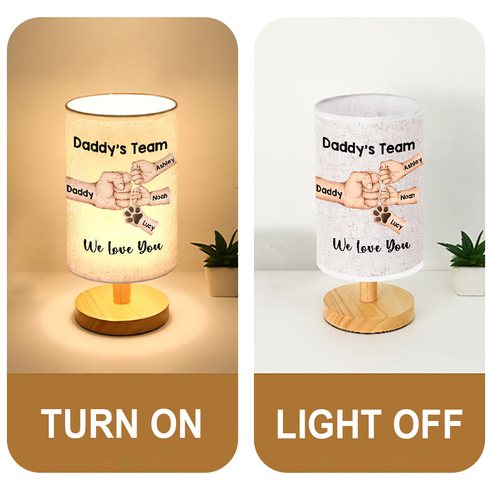 Daddy's Team First Bump – Personalisierte Tischlampe für Väter mit Holzfuß