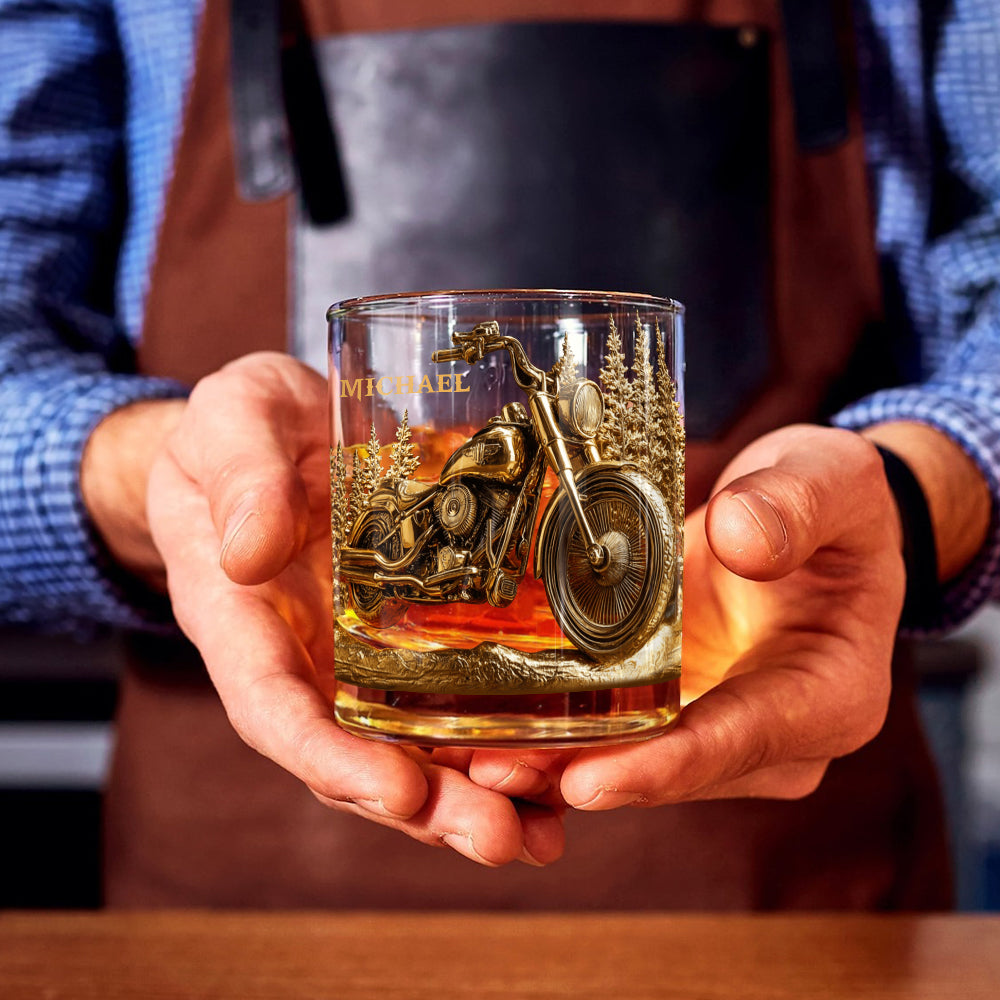 Unterschätze niemals einen alten Mann mit seinem Motorrad – personalisiertes Biker-Whiskyglas