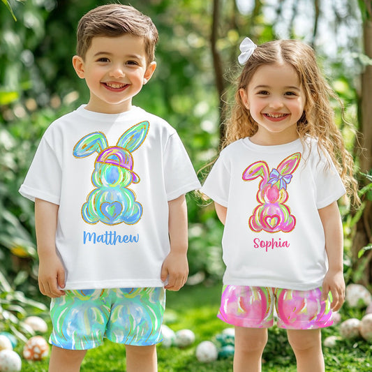 Bunte Osterhasen mit Pinselstrichmotiven – personalisiertes Kinder-T-Shirt & Shorts