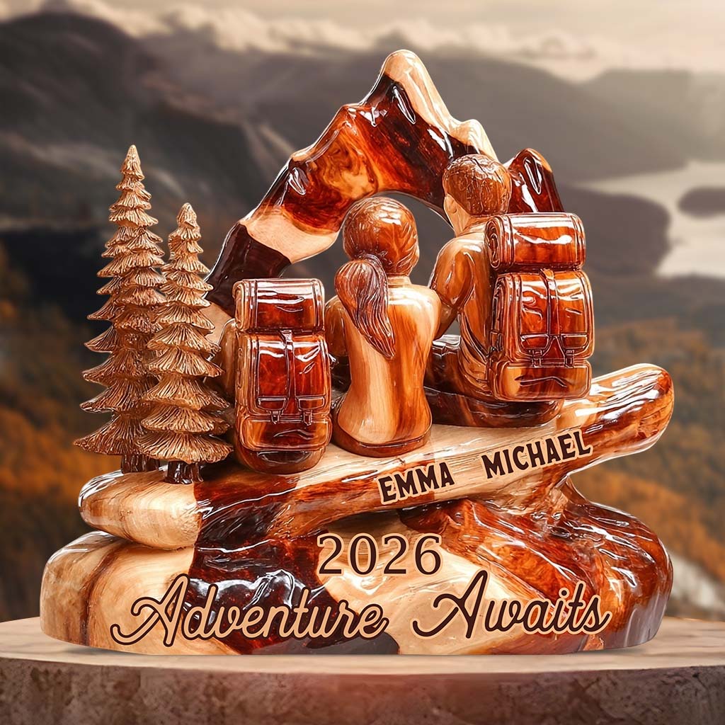 Wanderabenteuer für Paare erwartet Sie – personalisierte, individuell geformte Wanderplakette aus Holz