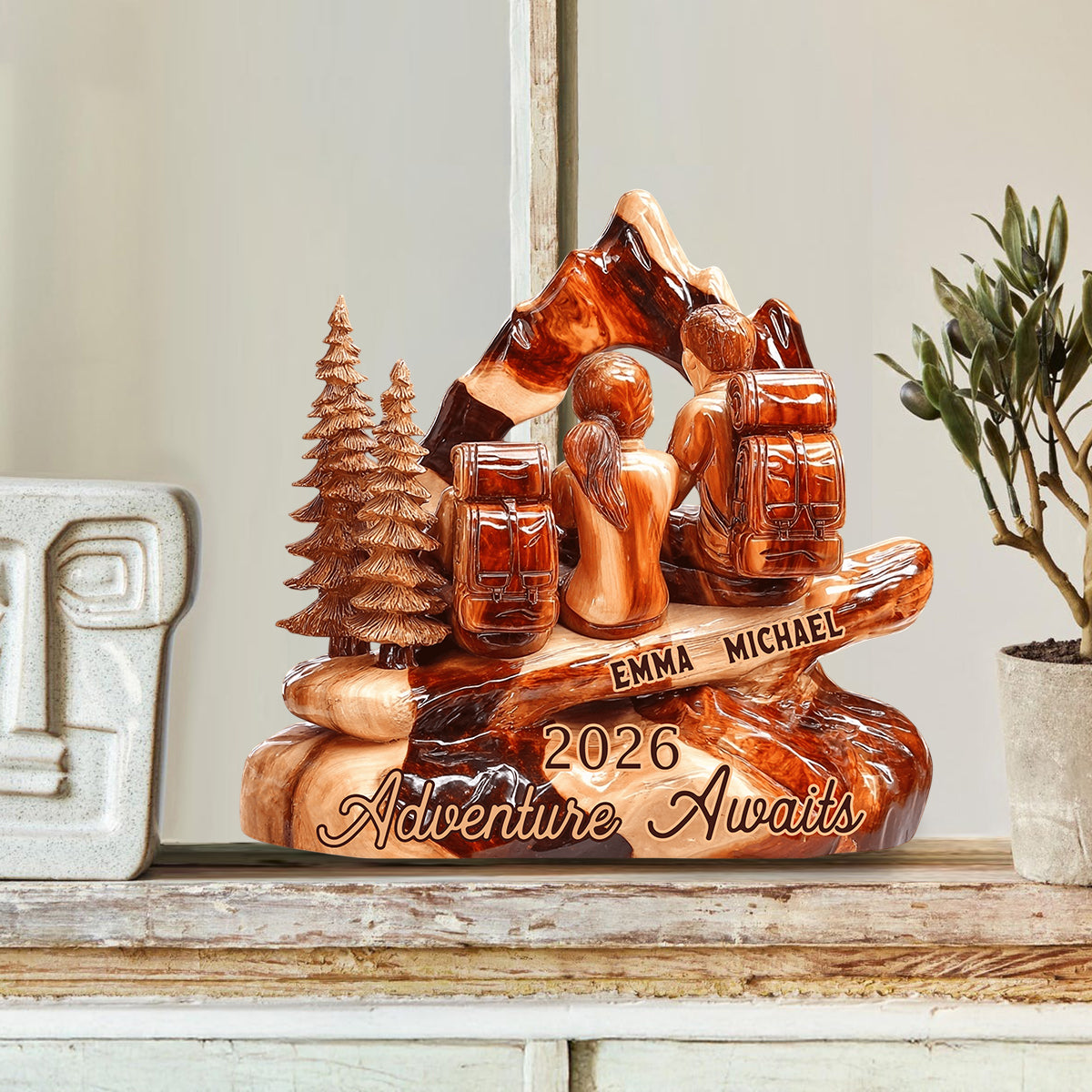 Wanderabenteuer für Paare erwartet Sie – personalisierte, individuell geformte Wanderplakette aus Holz