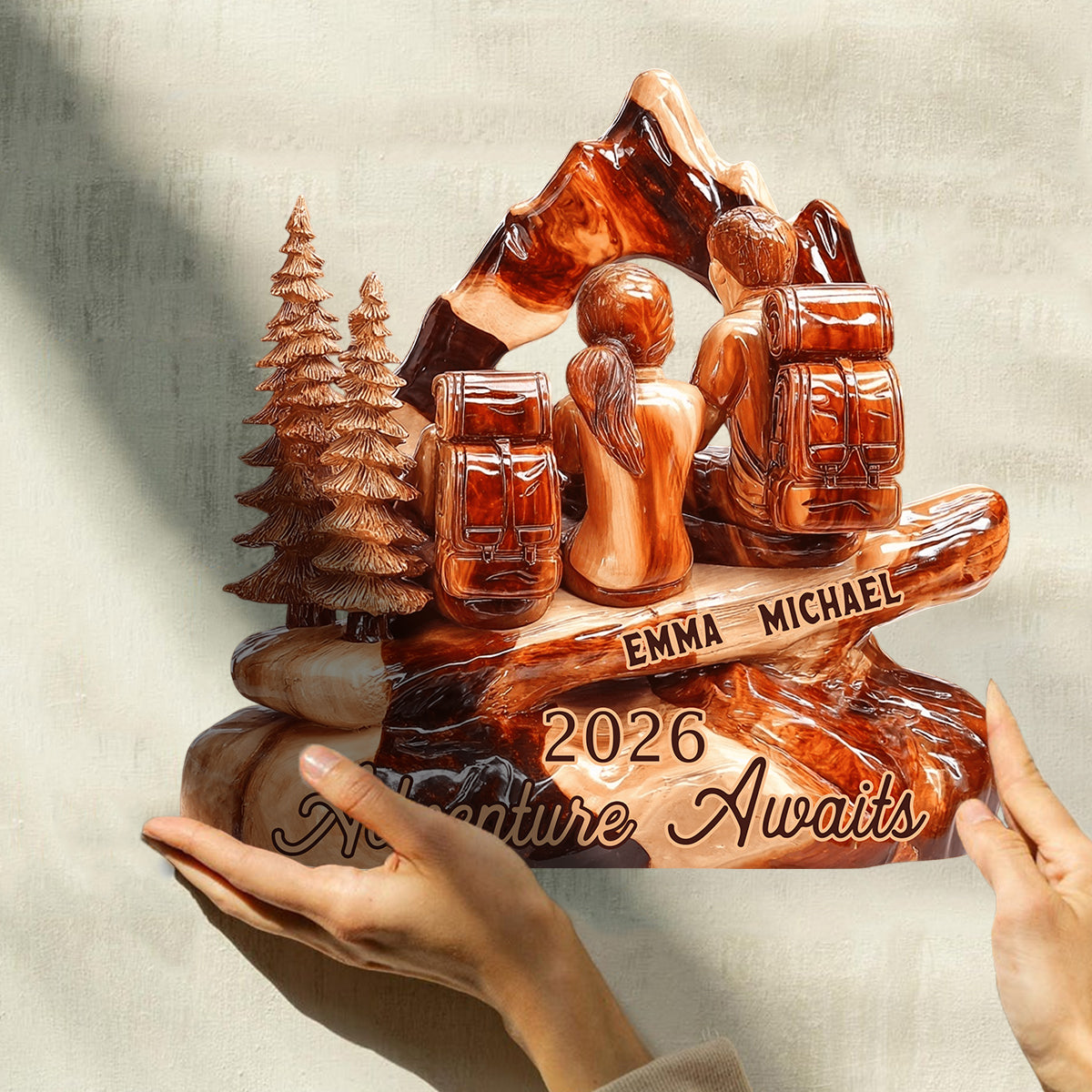 Wanderabenteuer für Paare erwartet Sie – personalisierte, individuell geformte Wanderplakette aus Holz