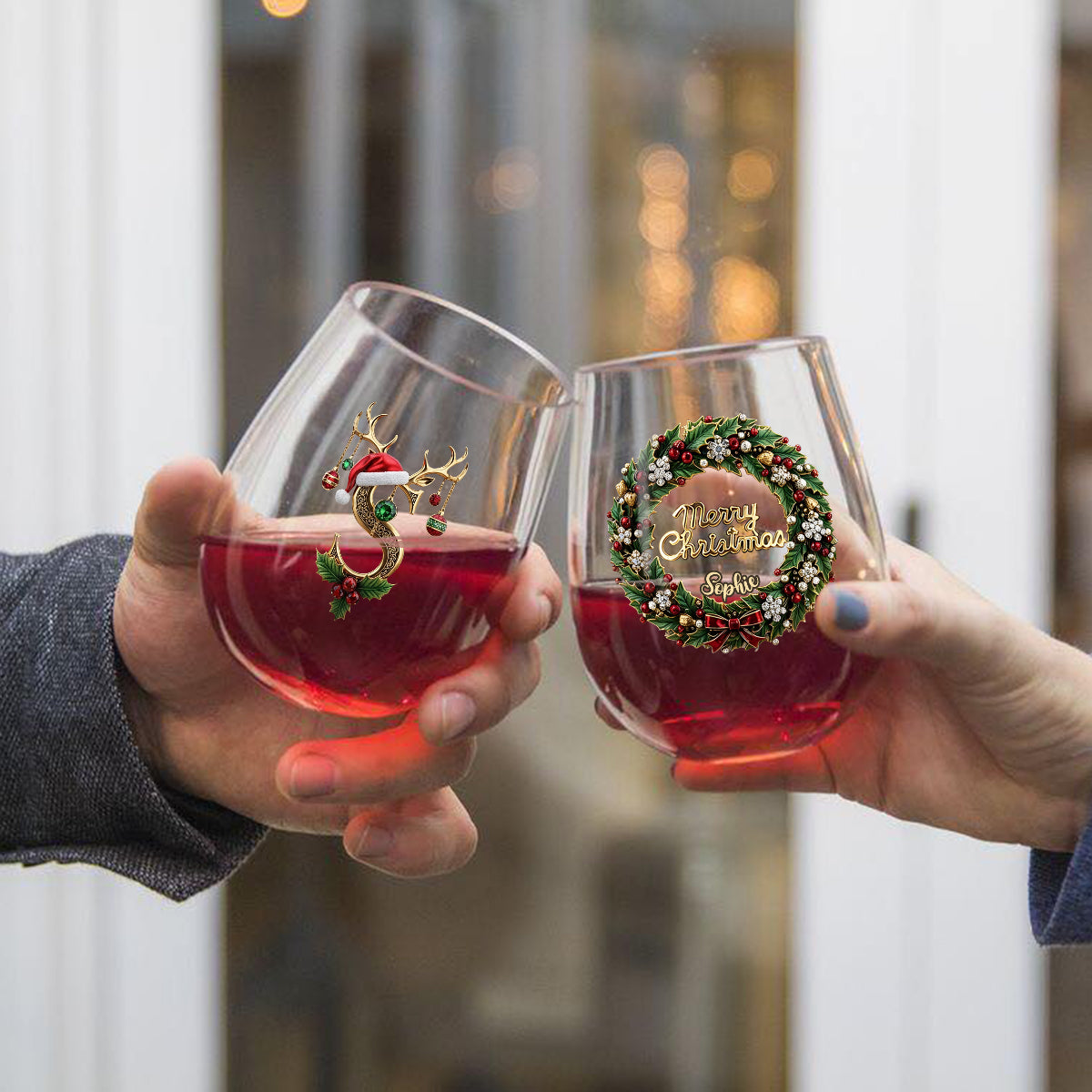 Frohe Weihnachten! Anfangsbuchstaben der Namen – personalisiertes Weinglas mit Familienmotiv.