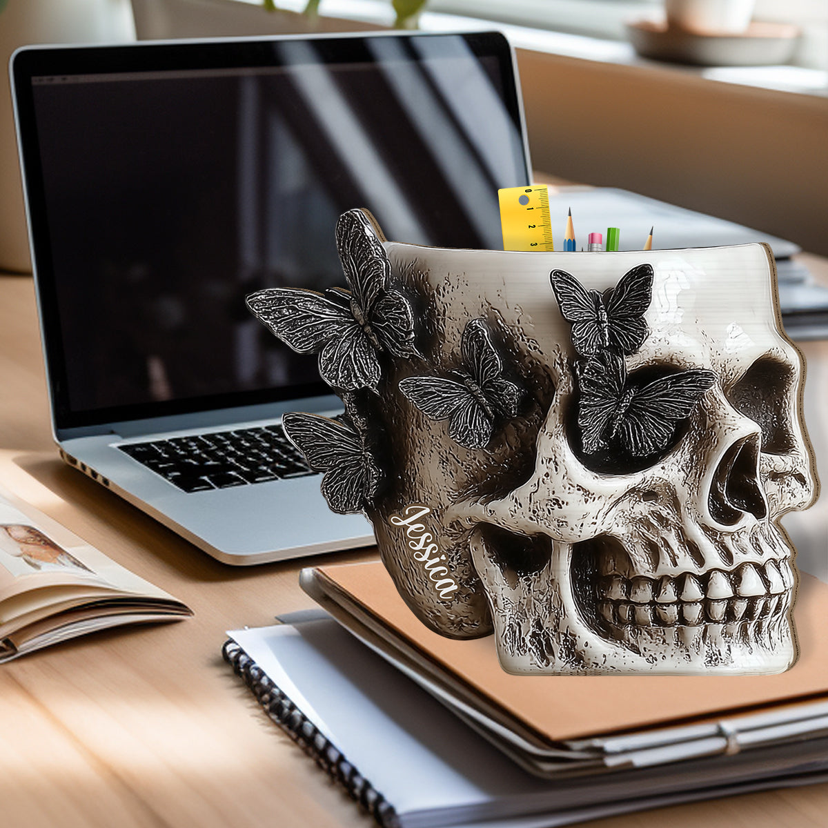 Schmetterlingsschädel – Personalisierter Totenkopf-Stifthalter aus Holz