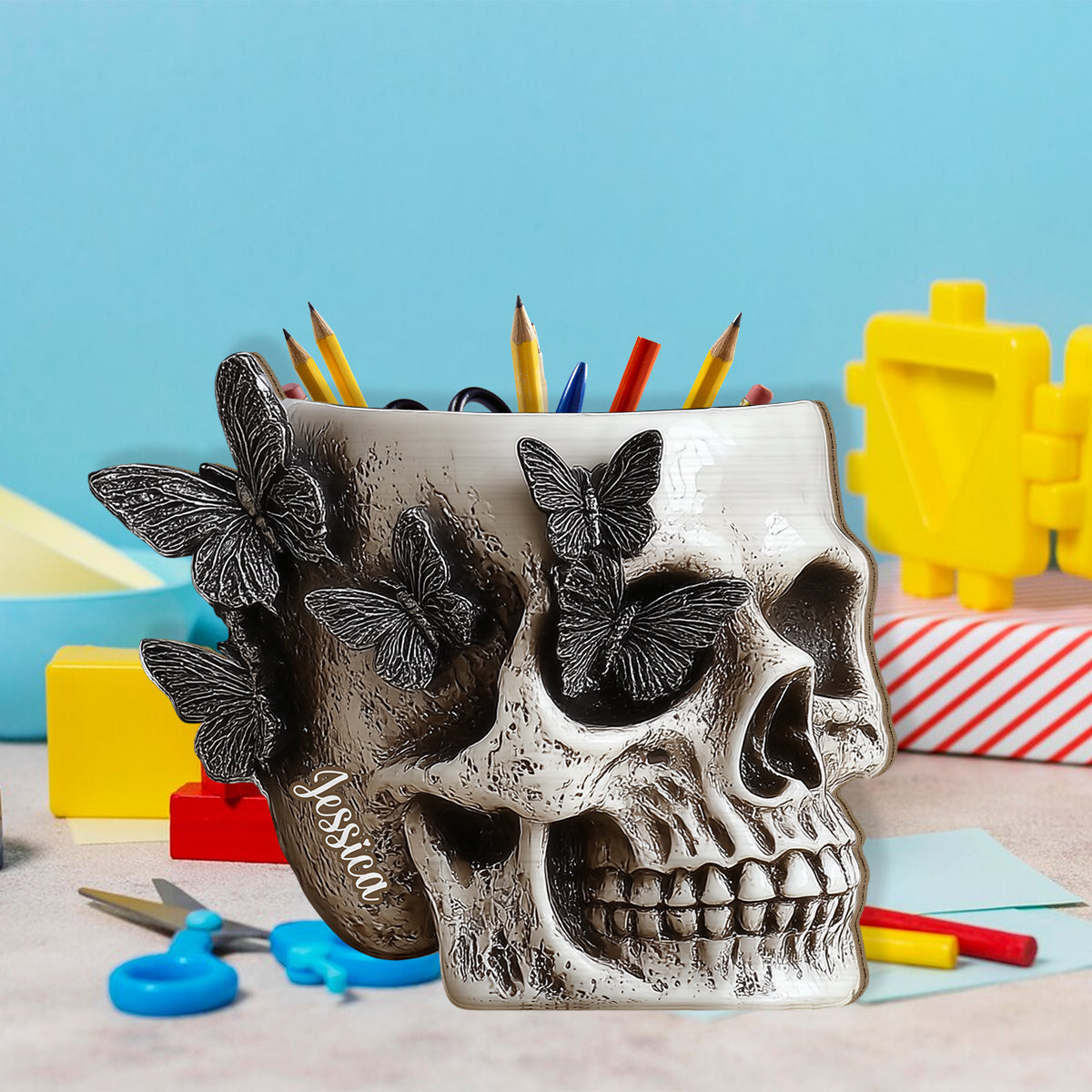 Schmetterlingsschädel – Personalisierter Totenkopf-Stifthalter aus Holz