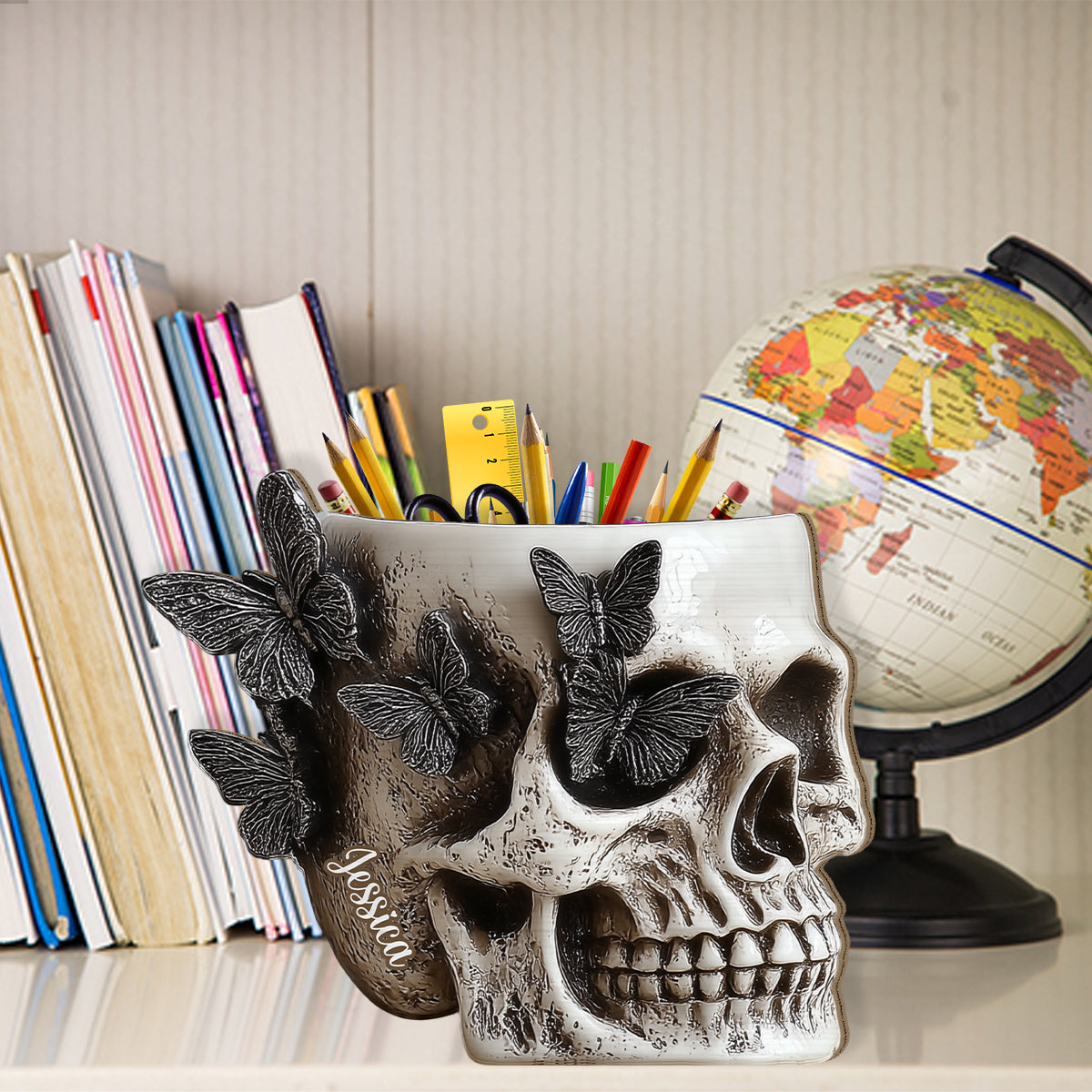 Schmetterlingsschädel – Personalisierter Totenkopf-Stifthalter aus Holz