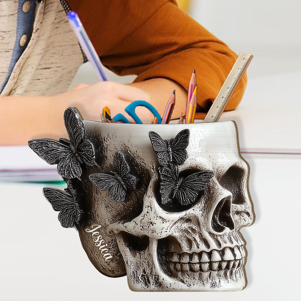 Schmetterlingsschädel – Personalisierter Totenkopf-Stifthalter aus Holz