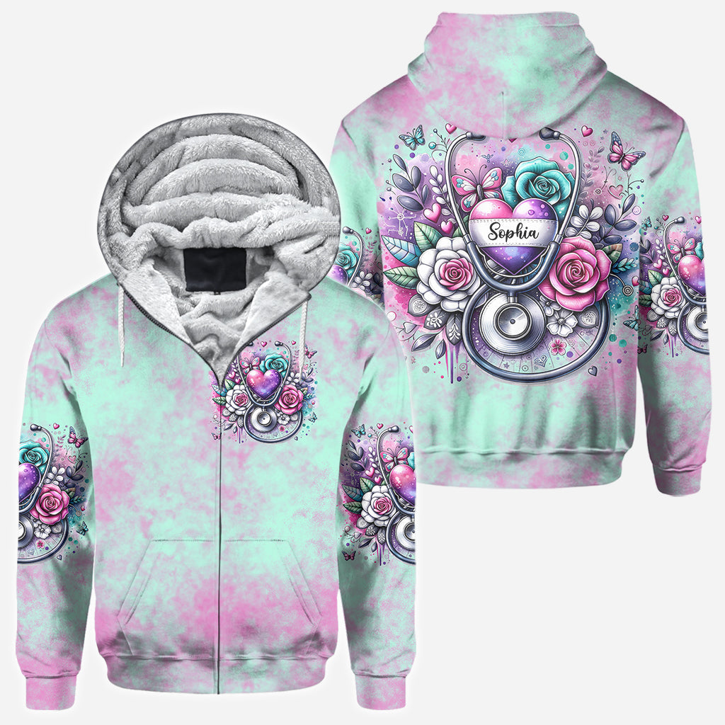 Krankenpflege ist eine Herzensangelegenheit – Personalisiertes T-Shirt für Krankenschwestern