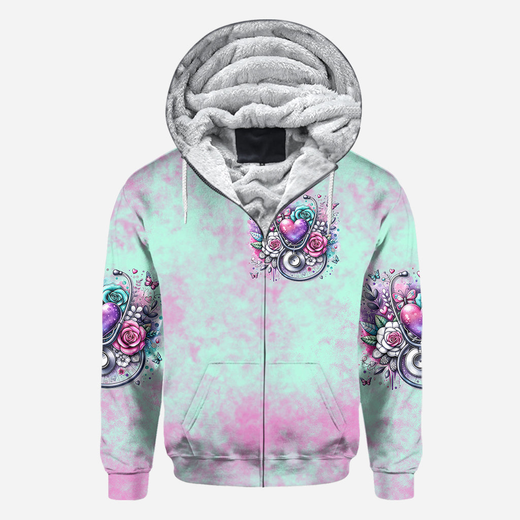 Krankenpflege ist eine Herzensangelegenheit – Personalisiertes T-Shirt für Krankenschwestern