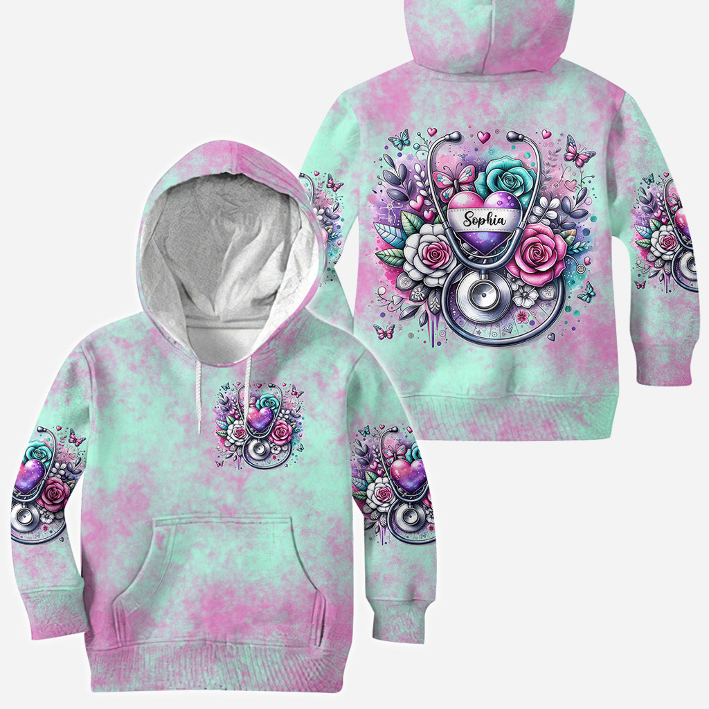 Krankenpflege ist eine Herzensangelegenheit – Personalisiertes T-Shirt für Krankenschwestern