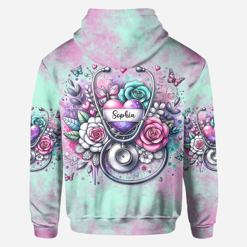 Krankenpflege ist eine Herzensangelegenheit – Personalisiertes T-Shirt für Krankenschwestern