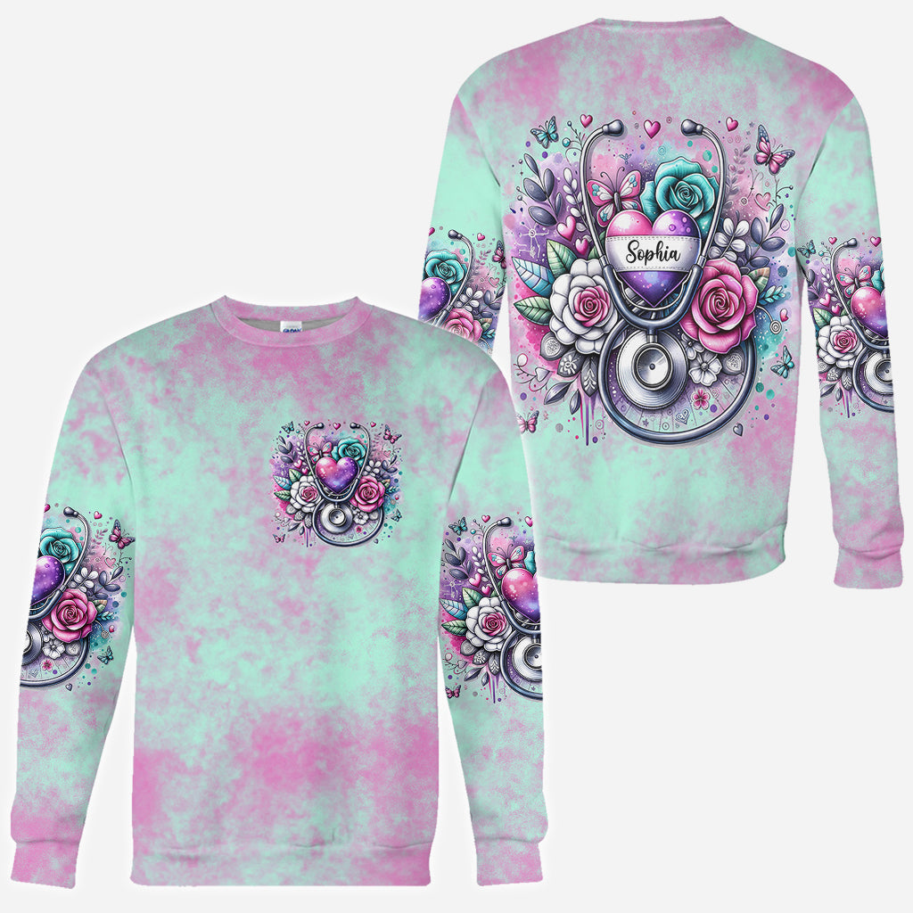 Krankenpflege ist eine Herzensangelegenheit – Personalisiertes T-Shirt für Krankenschwestern