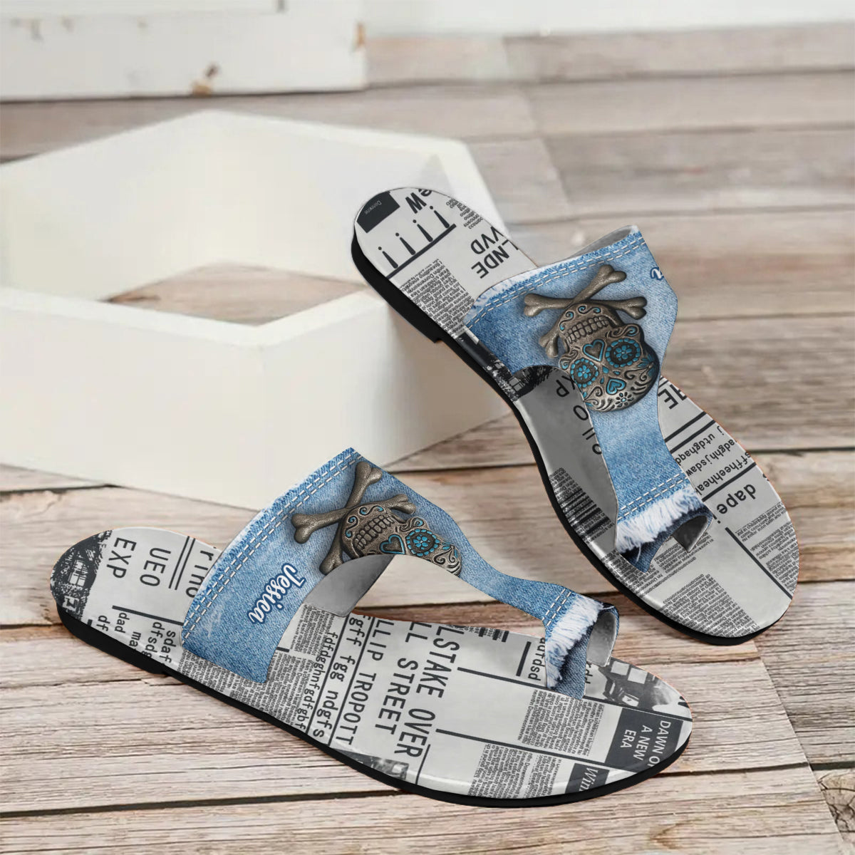 Denim Sugar Skull Schuhe - Personalisierte Totenkopf-Sandalen mit offener Zehenpartie