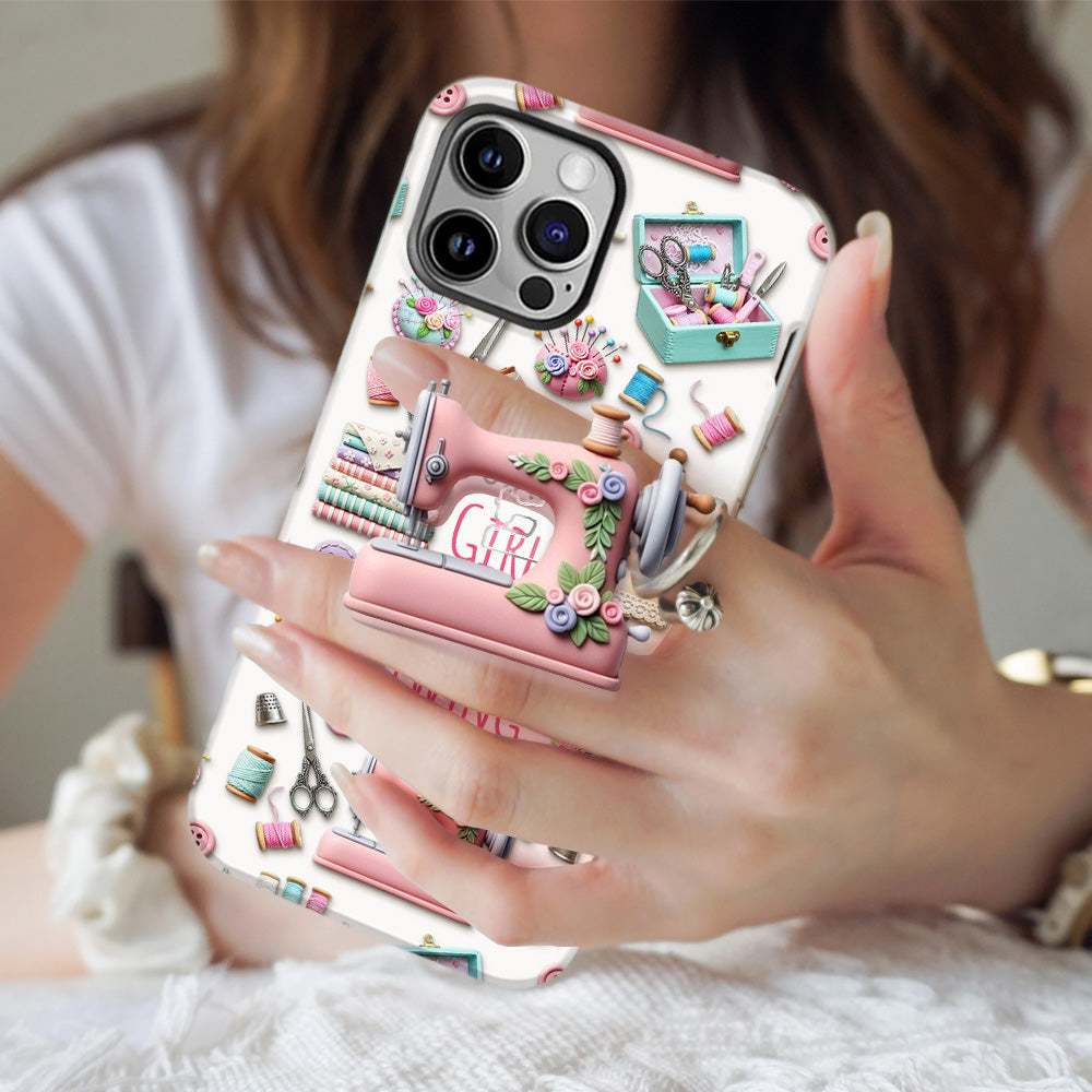 Einfach ein Mädchen, das Nähen liebt – Personalisierte Handyhülle mit vollflächigem Nähmotiv