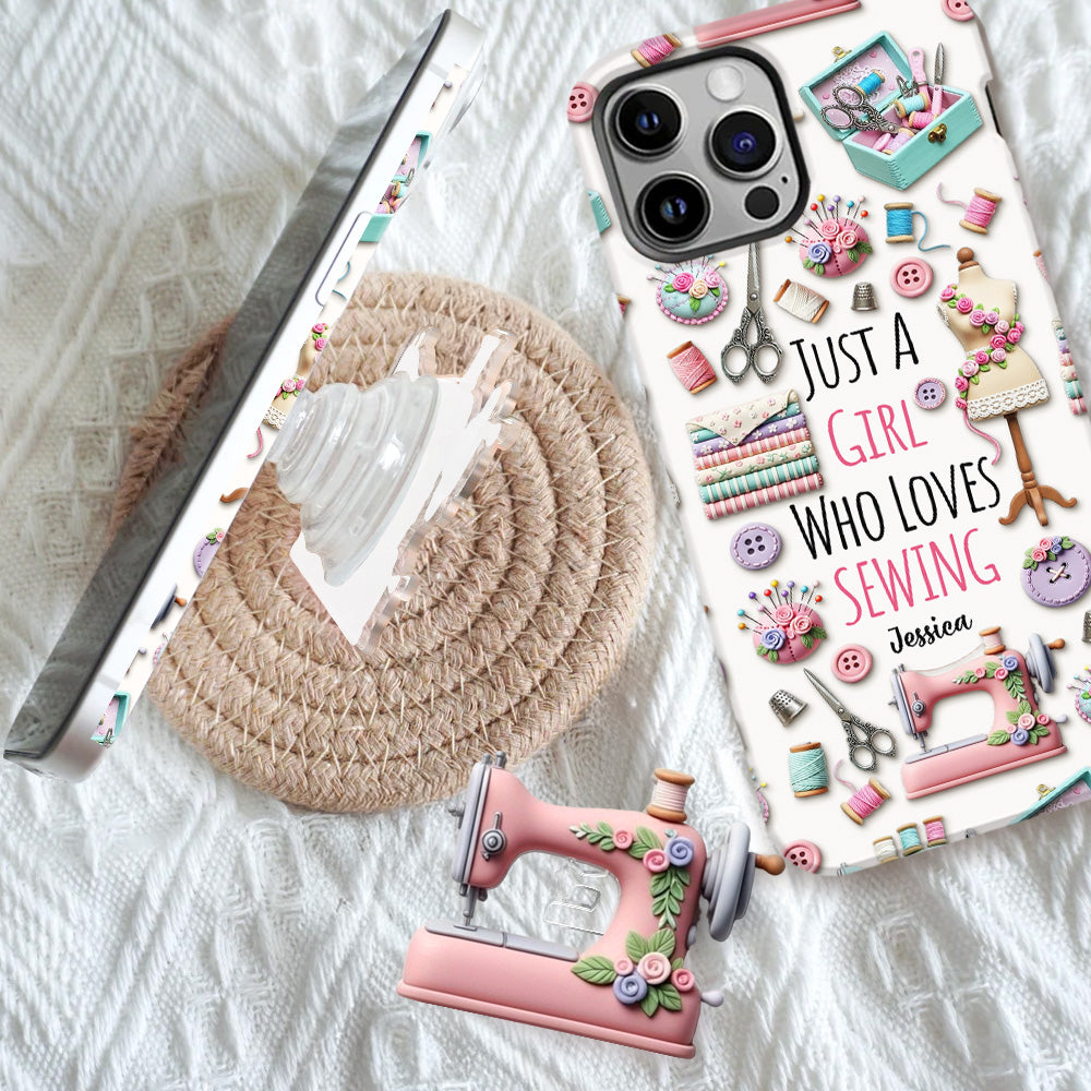 Einfach ein Mädchen, das Nähen liebt – Personalisierte Handyhülle mit vollflächigem Nähmotiv