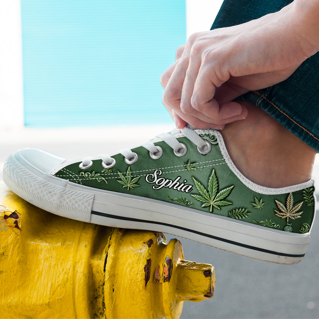 Magisches grünes und rosa Blatt – personalisierte Weed-Sneaker (niedriger Schaft)