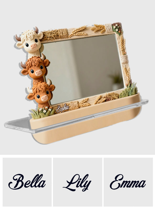 Niedliche Hochlandkühe schauen hervor – Personalisierter Schreibtischspiegel mit Hochlandkuhmotiv