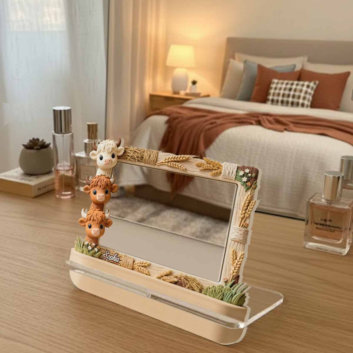 Niedliche Hochlandkühe schauen hervor – Personalisierter Schreibtischspiegel mit Hochlandkuhmotiv