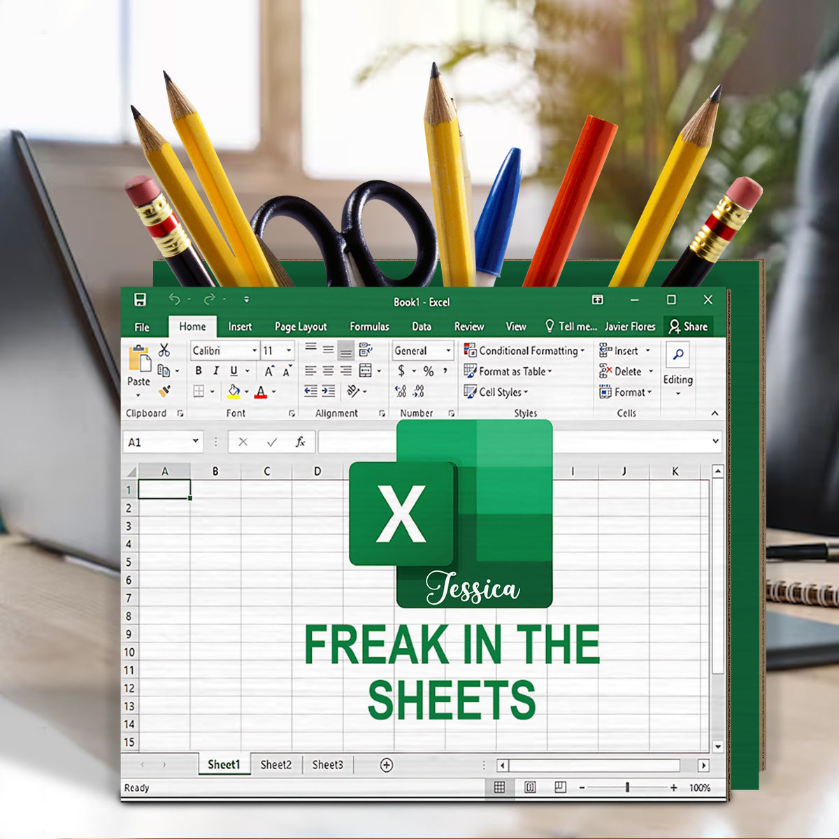 Freak In The Sheets – Personalisierter Stiftehalter aus Holz für Kollegen