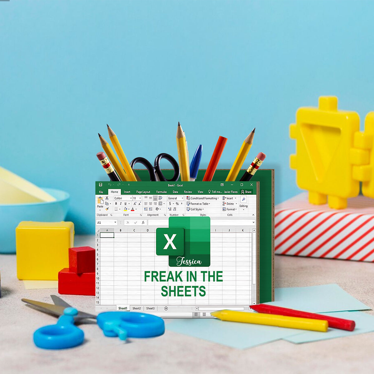 Freak In The Sheets – Personalisierter Stiftehalter aus Holz für Kollegen