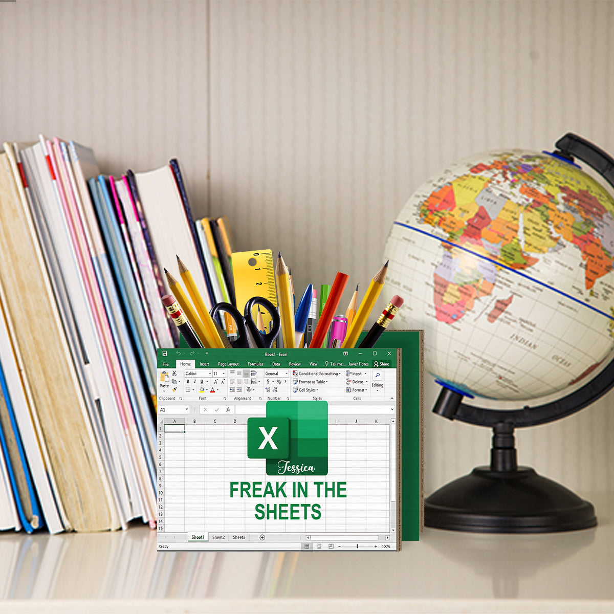 Freak In The Sheets – Personalisierter Stiftehalter aus Holz für Kollegen