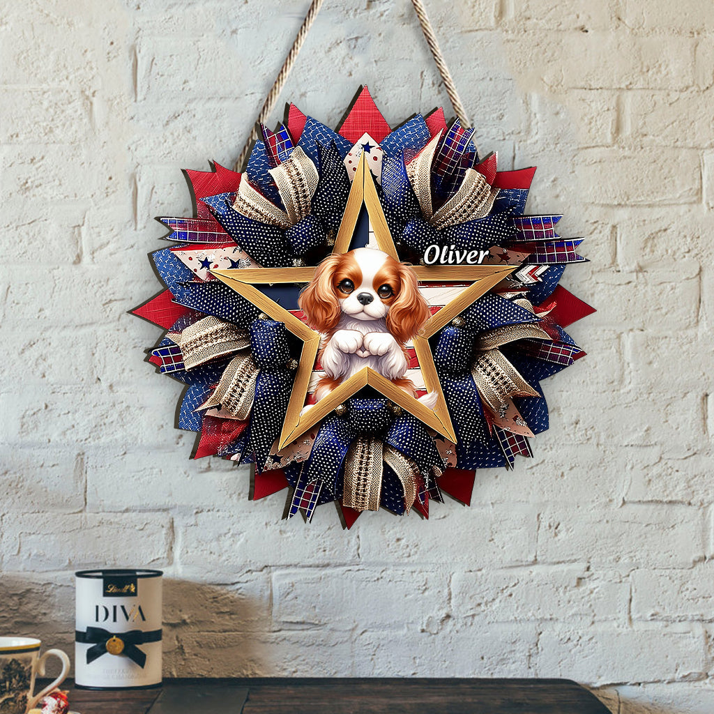 Paws & Patriot – Personalisiertes, individuell geformtes Holzschild mit Hundemotiv