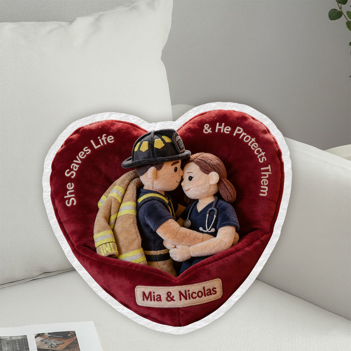 „Du und ich, wir schaffen das“ – personalisiertes Kissen in Krankenschwesternform aus Kunstfell