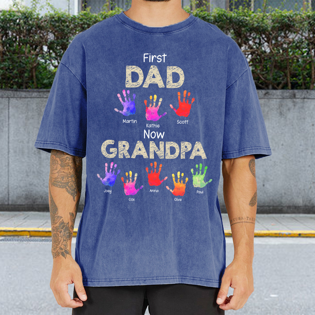 Erst Papa, jetzt Opa – Handabdrücke - Personalisiertes Opa-Wasch-T-Shirt