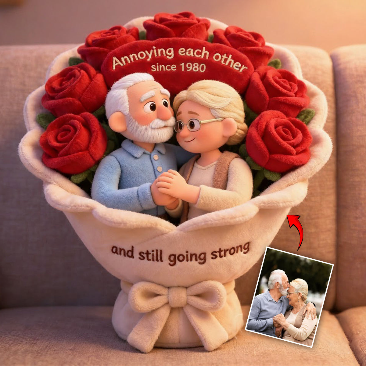 Sich gegenseitig ärgern – Personalisiertes Kissen in Form eines Paares aus Kunstfell.