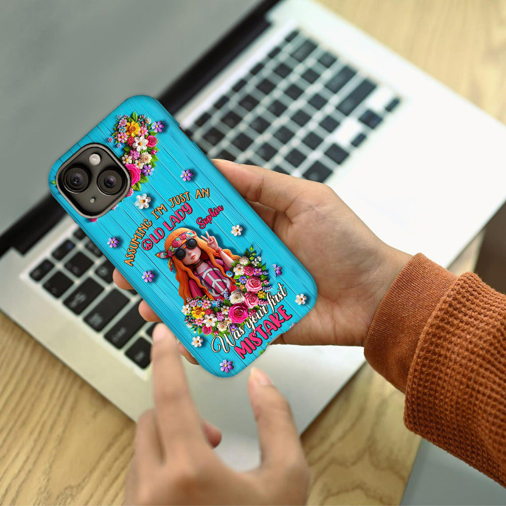 Deine Annahme, ich sei nur eine alte Dame, war dein erster Fehler – personalisierte Handyhülle mit Hippie-Vollbilddruck