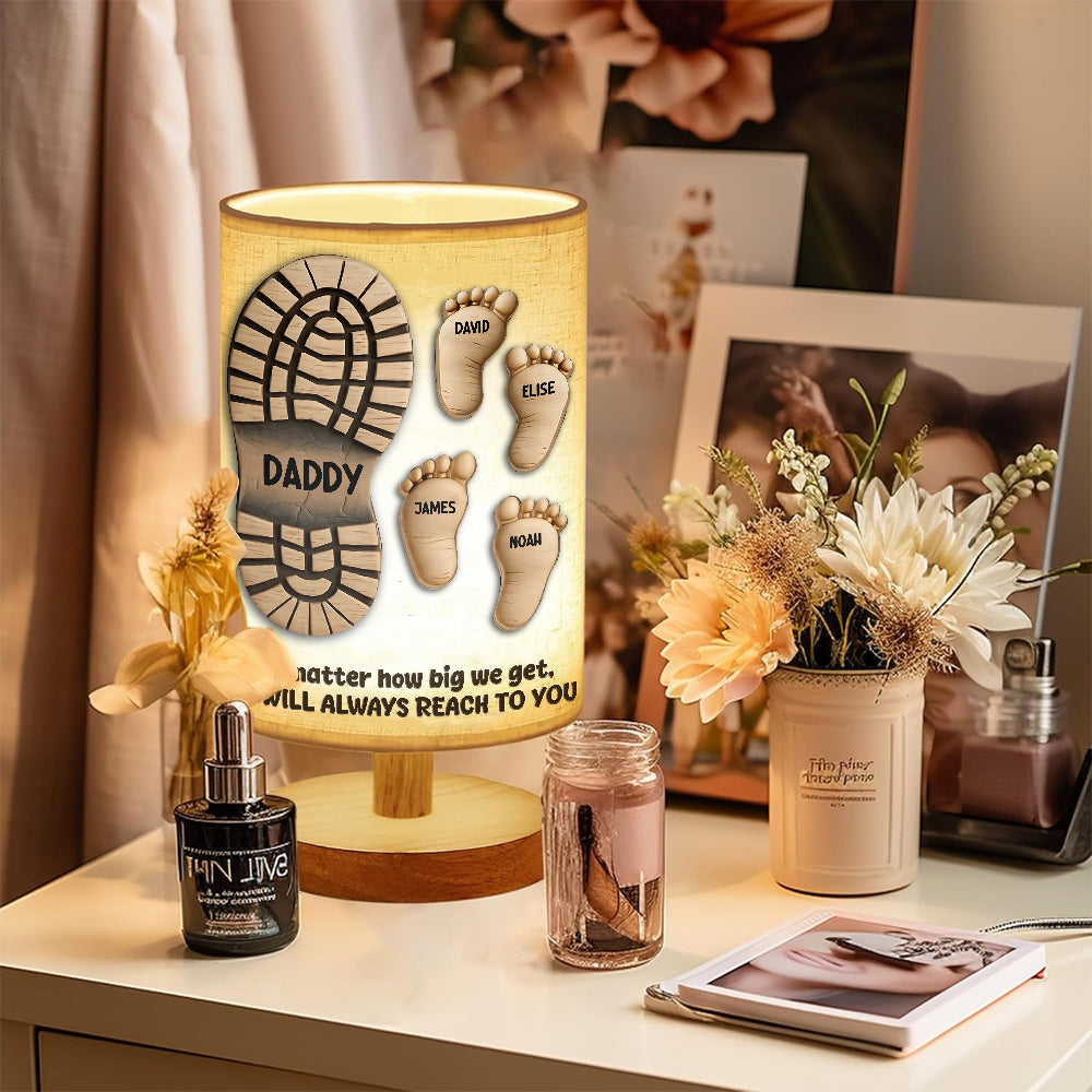 Deine Schritte wiesen uns den Weg – Personalisierte Tischleuchte für Väter mit Holzsockel