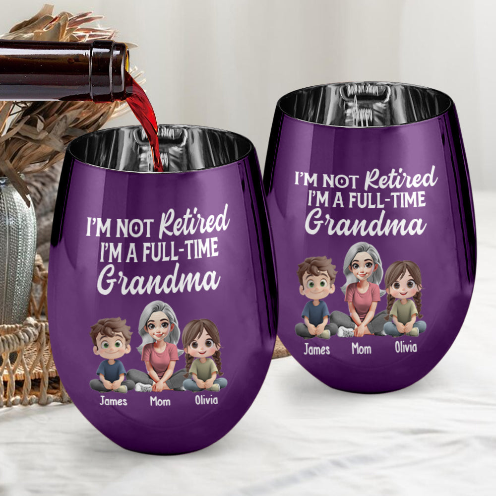 Ich bin nicht im Ruhestand, ich bin Vollzeit-Oma – Personalisiertes goldenes Weinglas für Omas