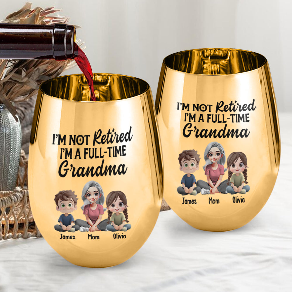 Ich bin nicht im Ruhestand, ich bin Vollzeit-Oma – Personalisiertes goldenes Weinglas für Omas