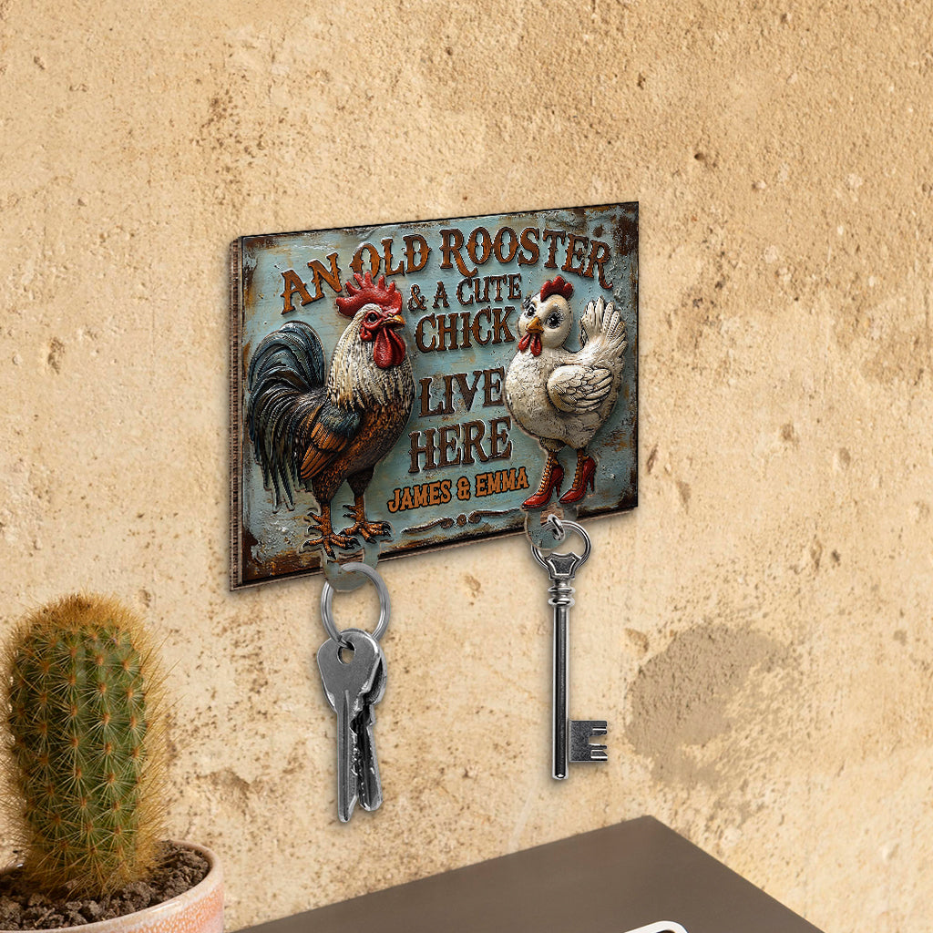 Hier wohnen ein alter Hahn und ein süßes Küken – personalisierter Schlüsselanhänger im Bauernstil