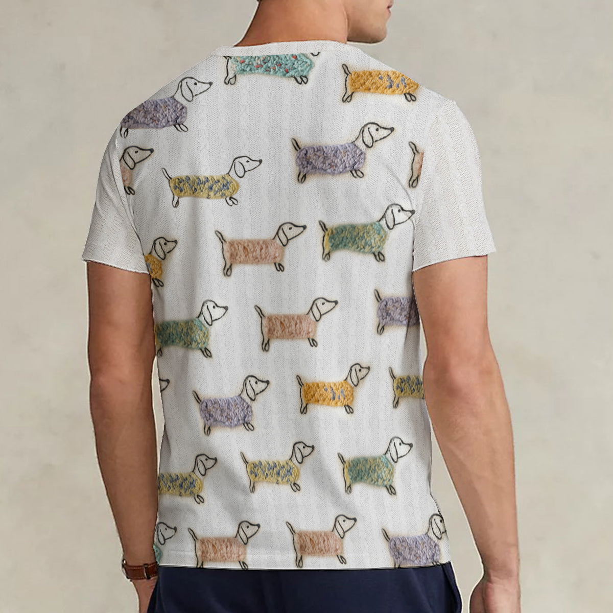 Niedliche Dackel – Personalisiertes Dackel-T-Shirt mit V-Ausschnitt und vollflächigem Aufdruck