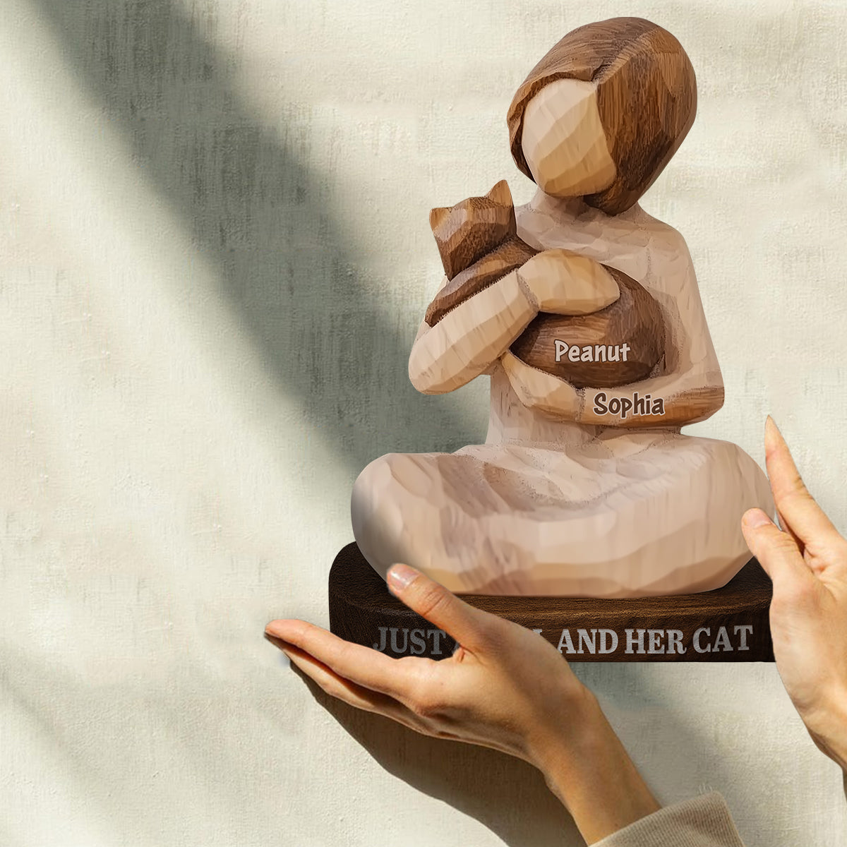 Einfach ein Mädchen und ihre Katze – personalisierte Holzplakette in Katzenform