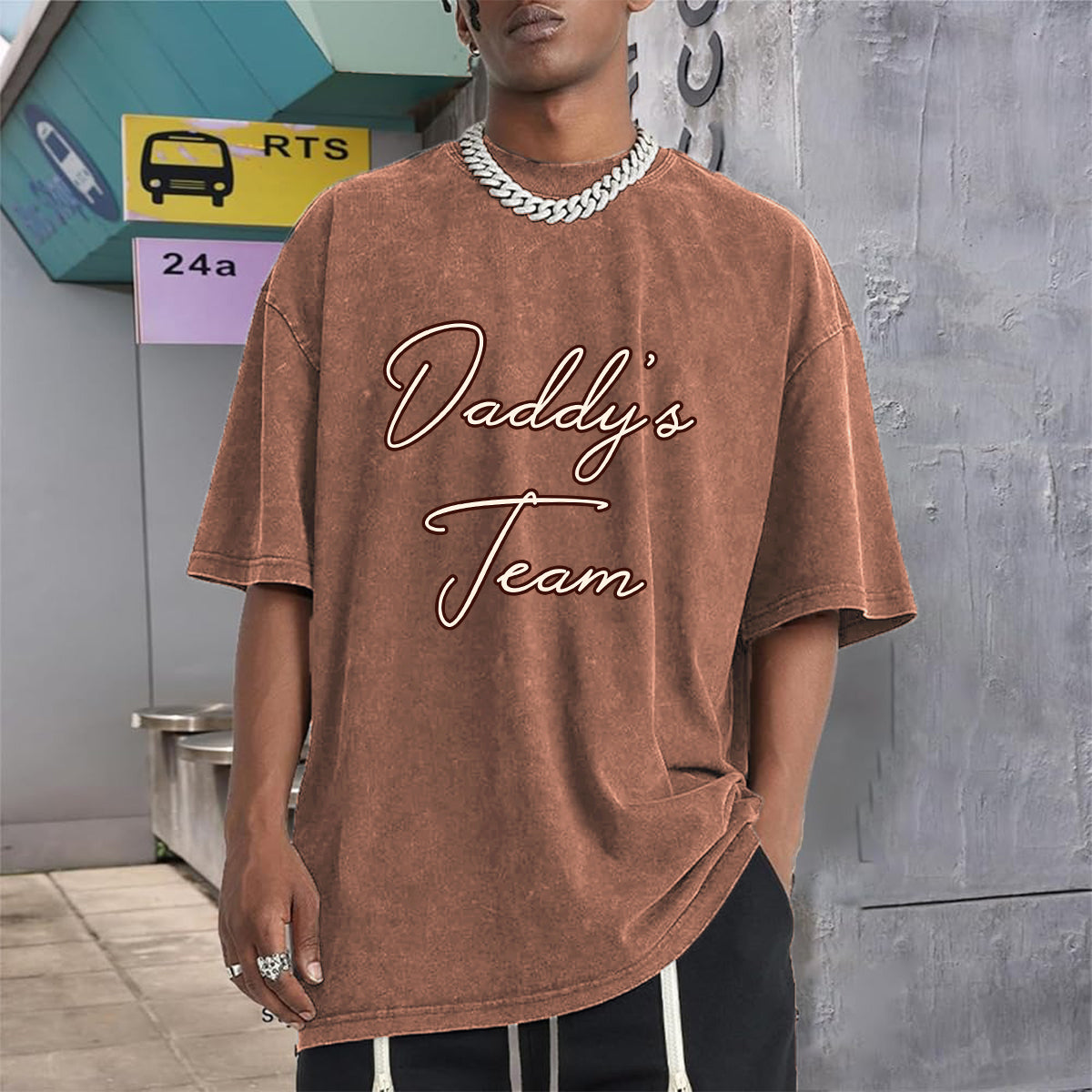 Daddy's Team Fist Bump - Personalisiertes Vater-Wasch-T-Shirt