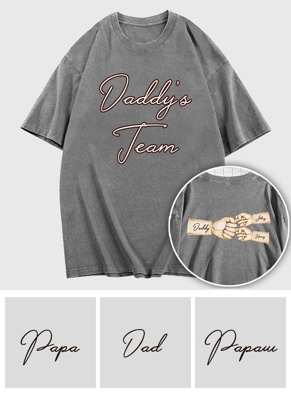 Daddy's Team Fist Bump - Personalisiertes Vater-Wasch-T-Shirt