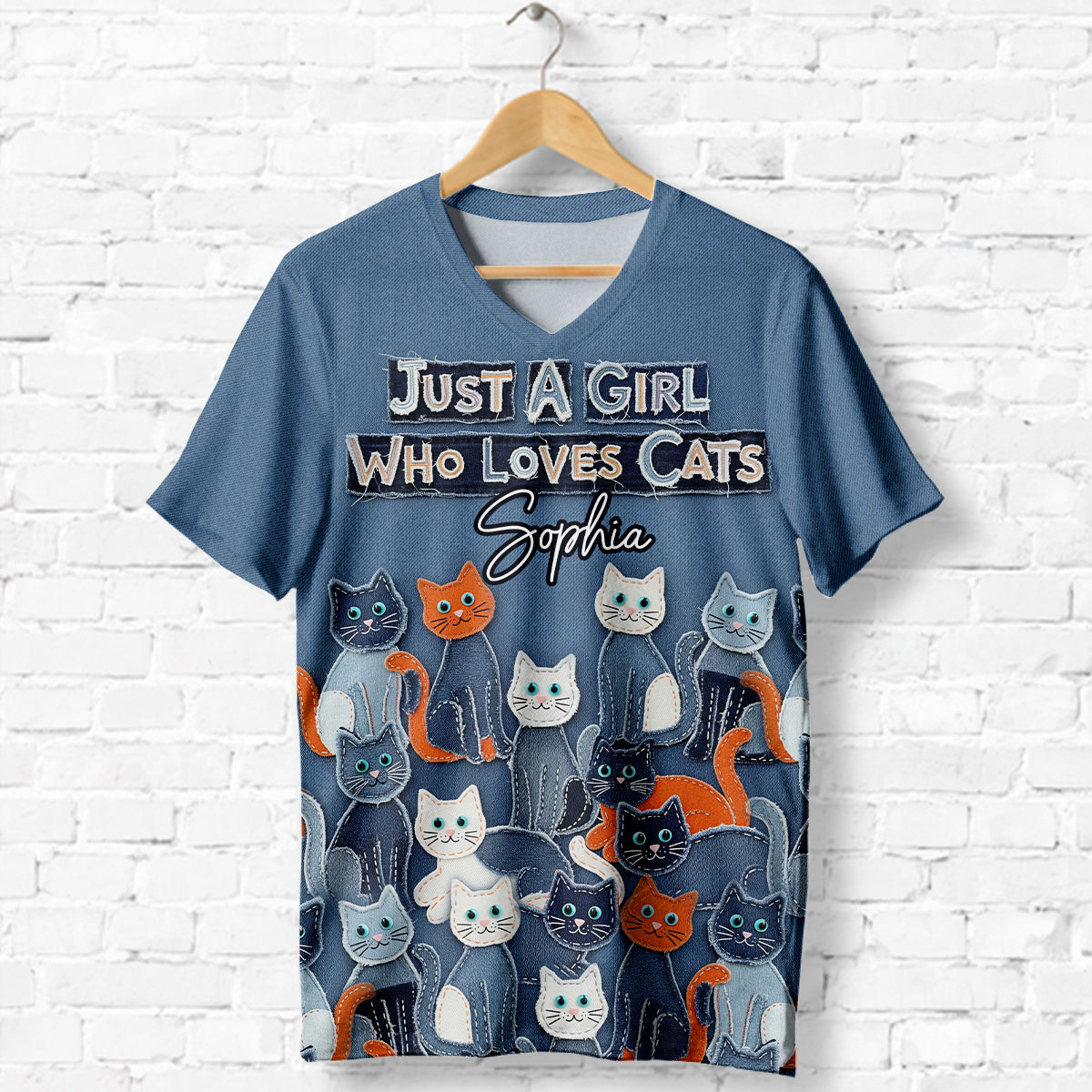 Einfach ein Mädchen, das Katzen liebt – personalisiertes T-Shirt mit V-Ausschnitt und vollflächigem Katzenaufdruck