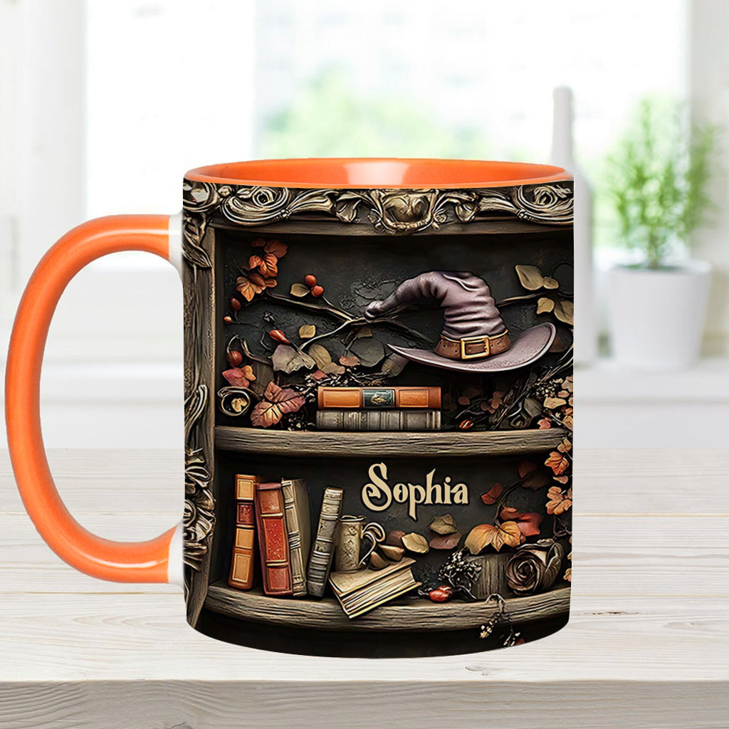 Hut und Bücher – Personalisierte Tasse mit Hexenmotiv