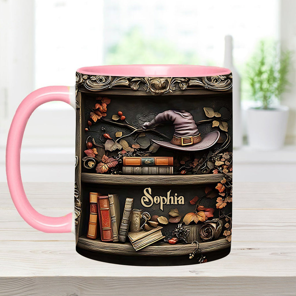Hut und Bücher – Personalisierte Tasse mit Hexenmotiv