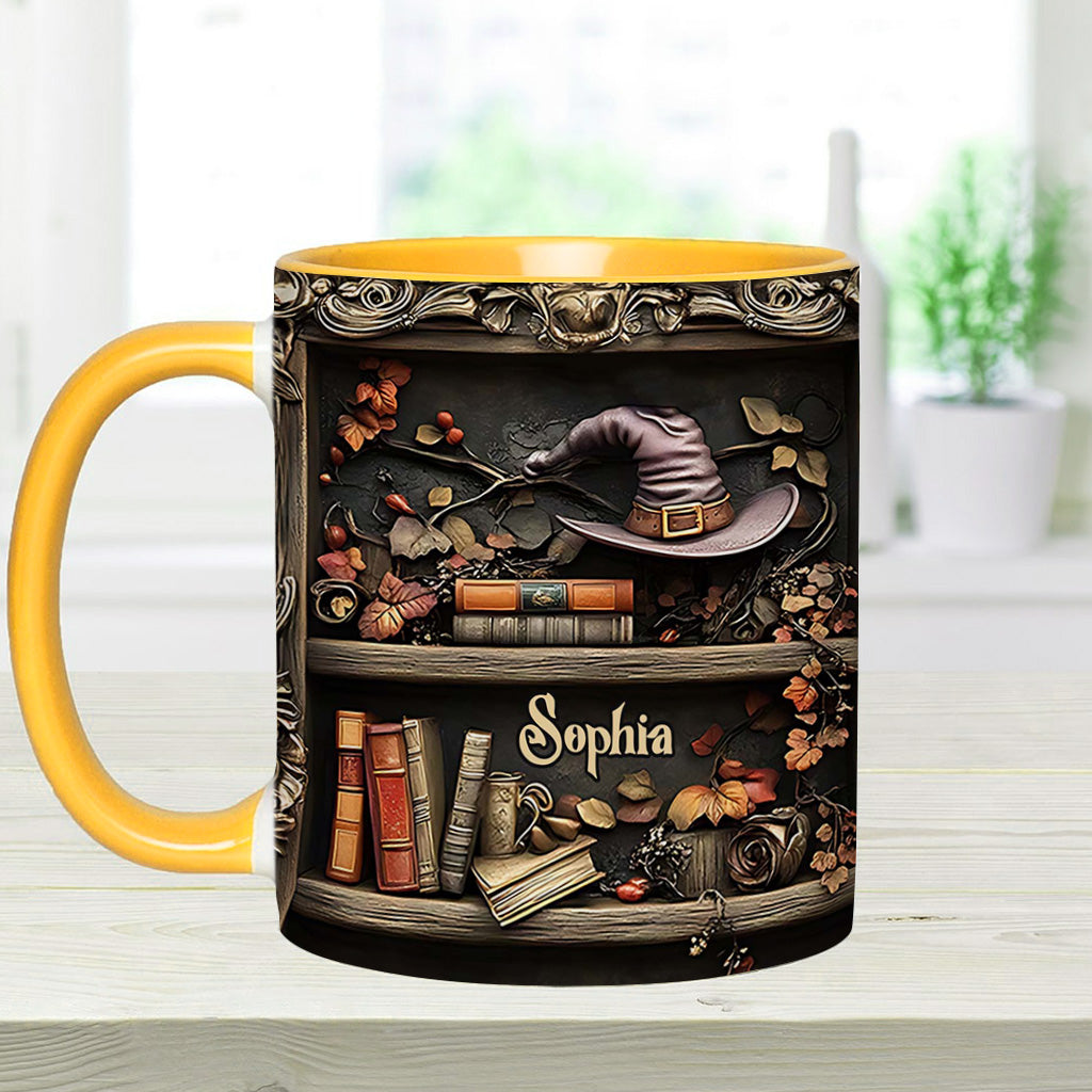 Hut und Bücher – Personalisierte Tasse mit Hexenmotiv