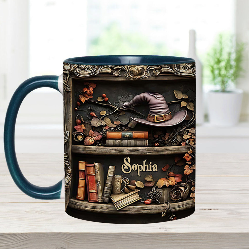 Hut und Bücher – Personalisierte Tasse mit Hexenmotiv