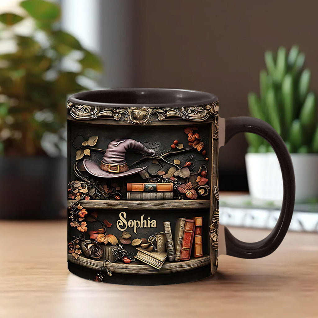 Hut und Bücher – Personalisierte Tasse mit Hexenmotiv
